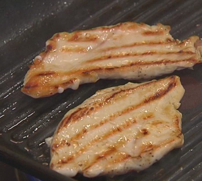 Салат из сладкого перца с огурцом и куриной грудкой 