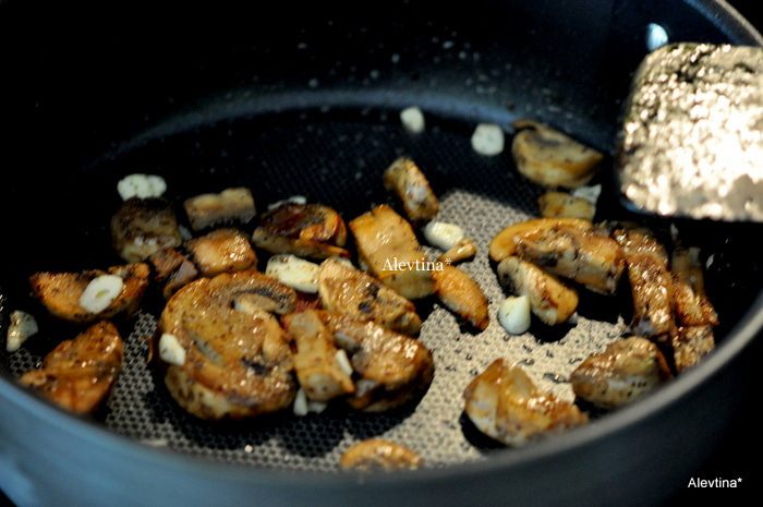 Говяжий рулет с грибами и беконом