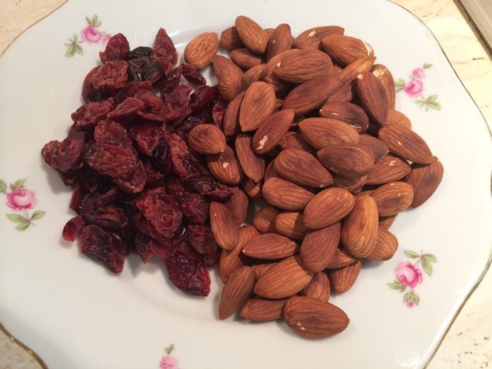 Кантучини с миндалем и вяленой вишней