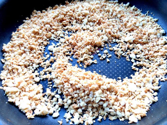 Фруктовый салат с овсяной крошкой и сгущенкой