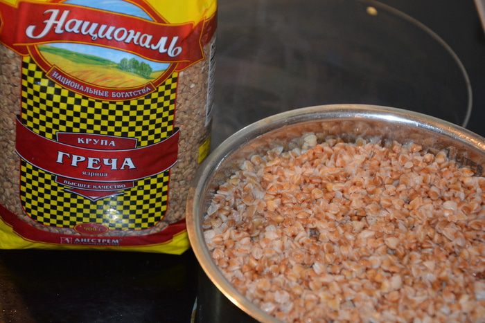 Цесарка, фаршированная гречкой с грибами и черносливом