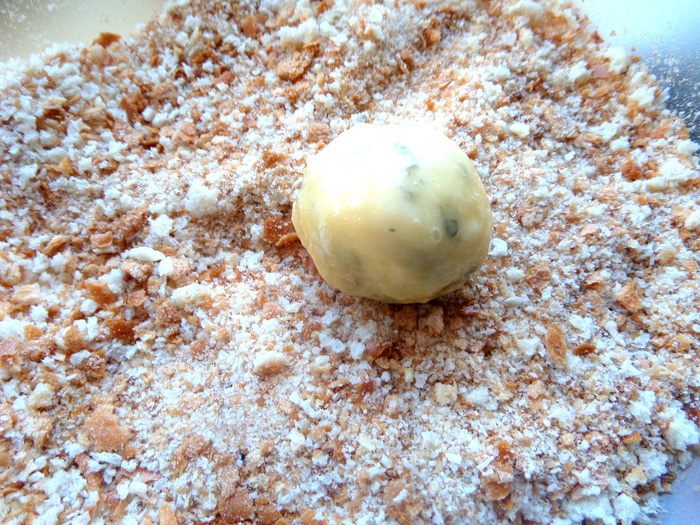 Сырная закуска-шарики в томатном соусе