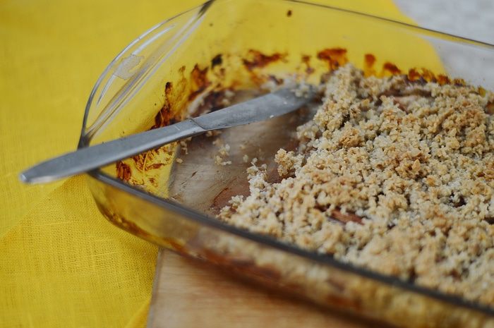 Овсяный крамбл с яблоками