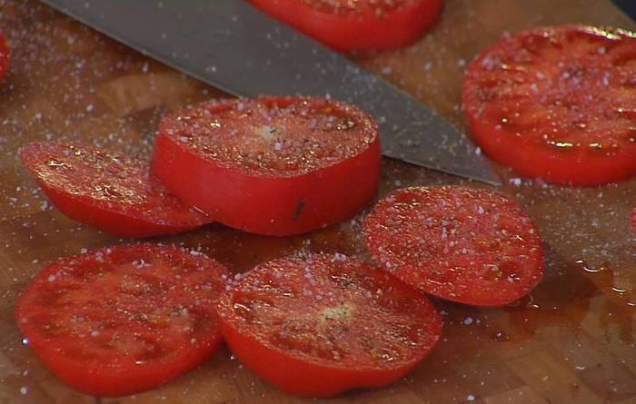 Стейки из тунца с помидорами, яйцами и руколой