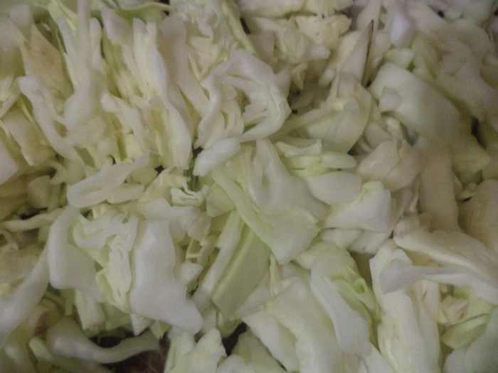 Пирог из слоеного теста с капустной начинкой