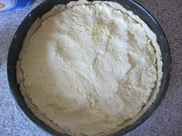 Песочный пирог с творогом и клубничным джемом