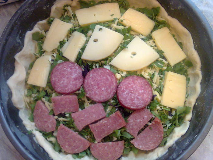 Пирог с кабачками, сыром, колбасой и зеленью