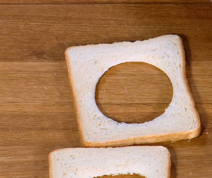 Яйца, запеченные в гренках, с соусом из авокадо 