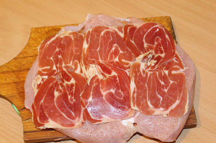 Рулет из индейки с черносливом в тесте