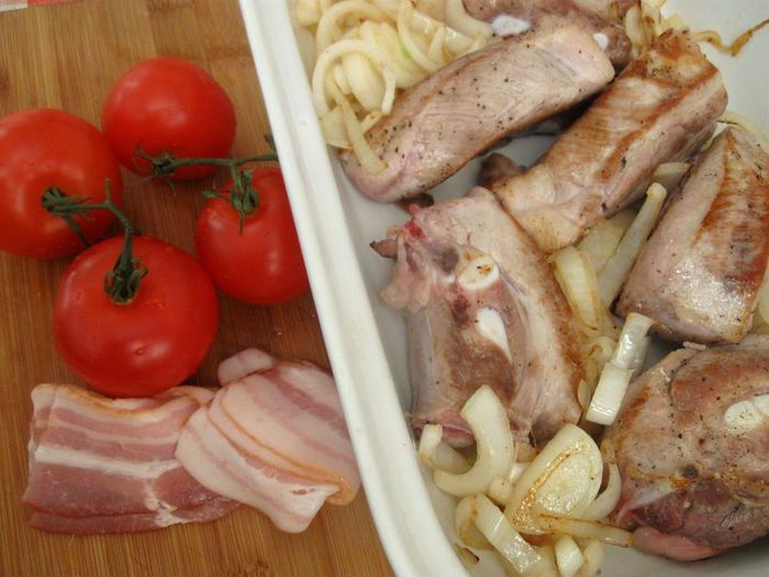 Свинина под ароматной корочкой, с яблоком, помидором и сельдереем