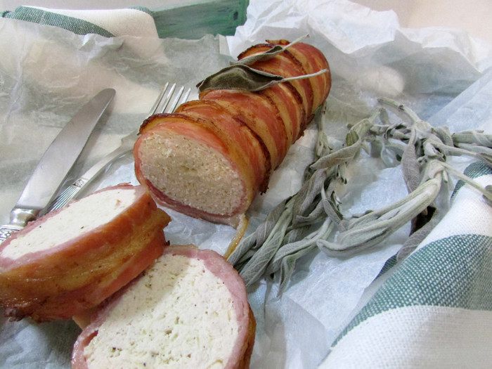 Куриный рулет с рикоттой и беконом