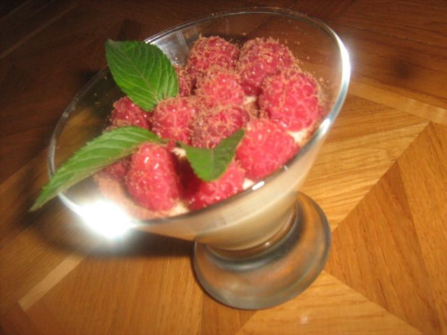 Йогуртово-медовая панна котта с малиной