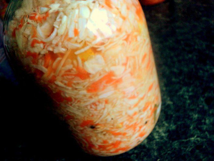 Капуста квашенная с яблоками в банке