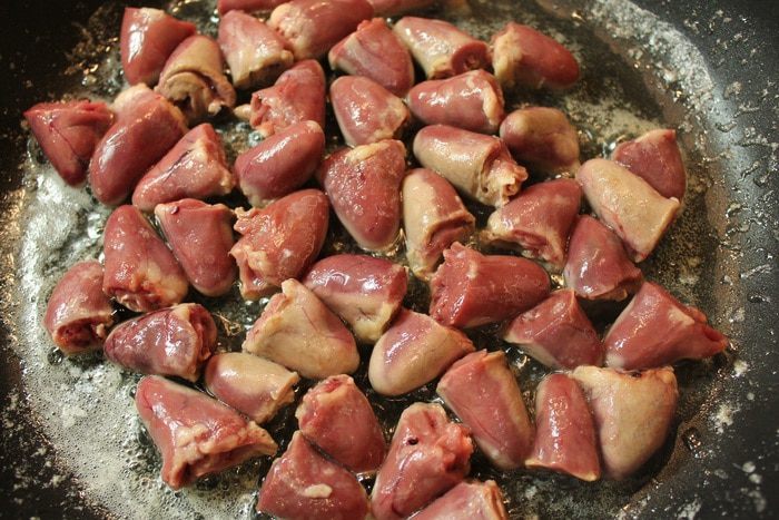 Куриные сердечки, тушеные в сметане