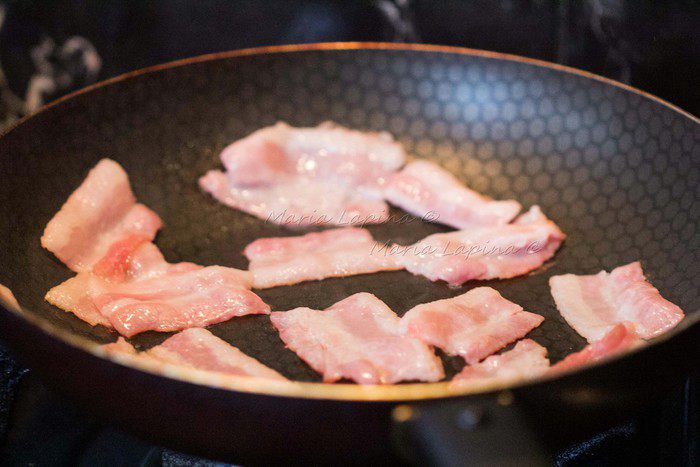 Паста с оливками, беконом и фетой