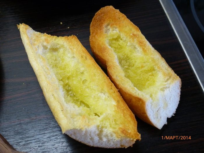 Горячий бутерброд с колбасой и сметанным соусом