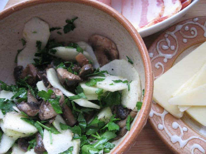 Куриное филе, фаршированное зеленым яблоком и грибами    