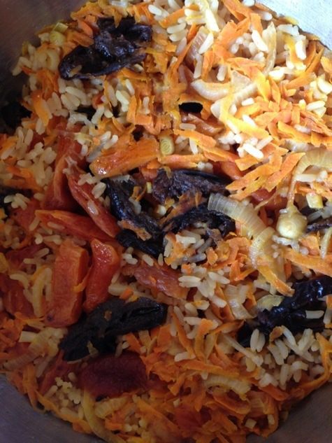 Плов с сухофруктами, апельсинами и копченой корейкой