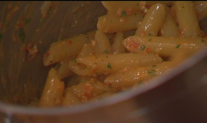 Паста с помидорами черри и красным песто 