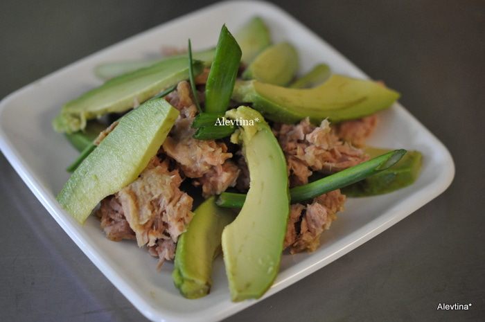 Авокадо с тунцом и каперсами