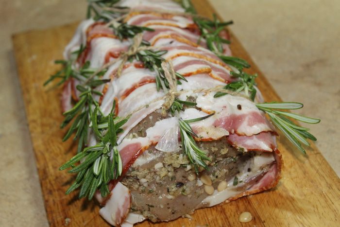 Ароматная фаршированная корейка к Рождеству