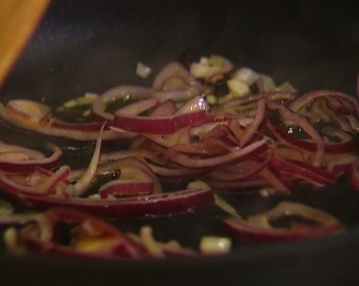 Салат из красной фасоли с тунцом и цикорием