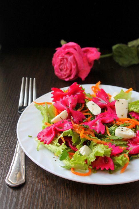 Салат с пастой и овощами