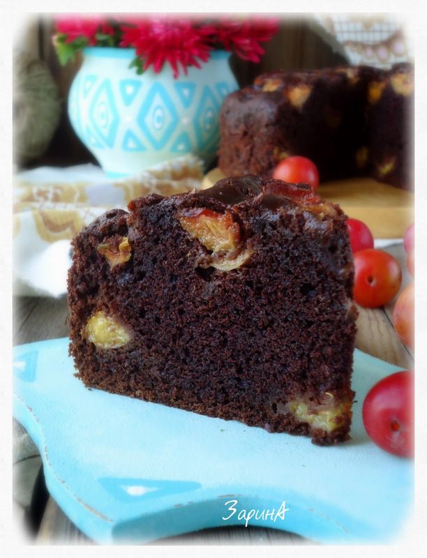 Шоколадный пирог со сливой