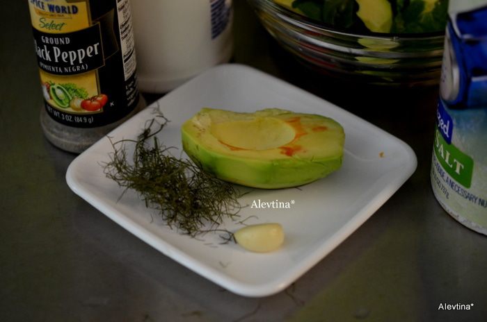 Салат шпинатный с авокадо