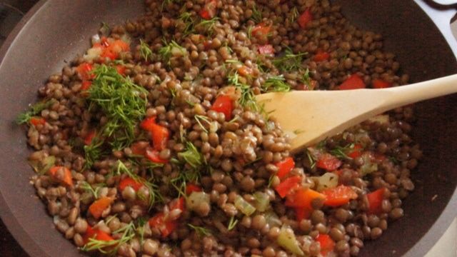 Теплый  салат с чечевицей