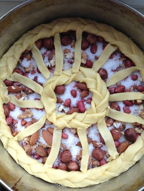 Пирог с цельными орехами под лимонной глазурью 