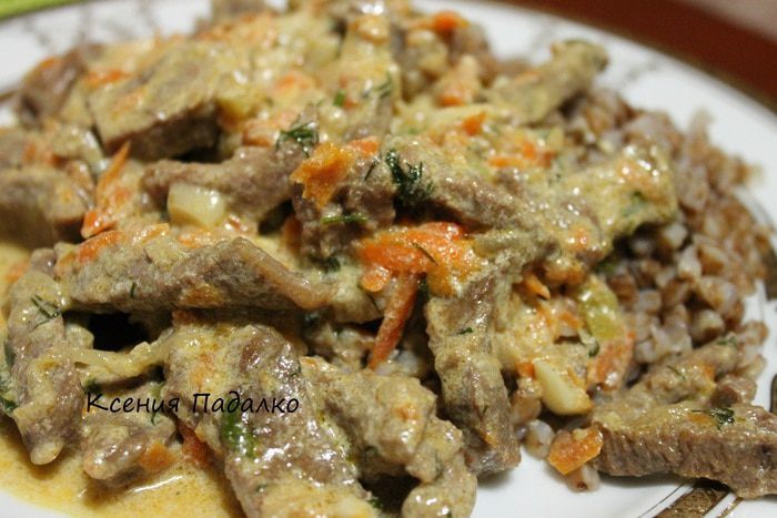 Гуляш из говядины со сметаной