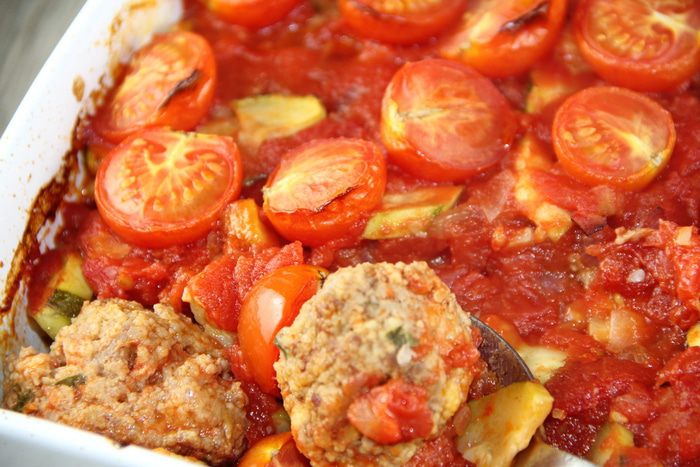 Фрикадельки, запеченные с овощами