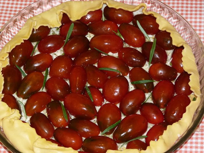Средиземноморский пирог с брынзой и помидорами