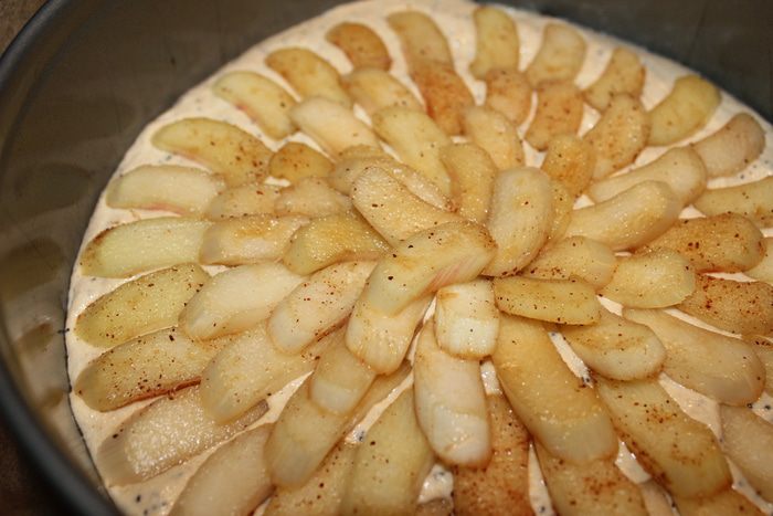 Пирог на кефире с ревенем и ореховой присыпкой