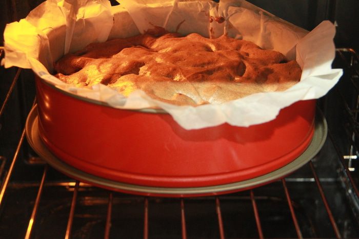 Черемуховый пирог со сливами