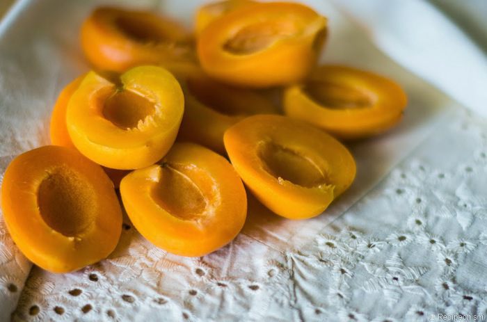 Абрикосы, запеченные с медом и орехами