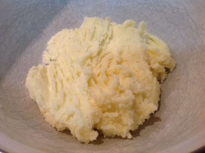 Сливовый пирог с маком и специями