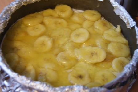 Творожный пирог с маком и карамелизированным бананом