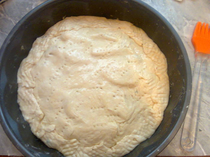 Пирог с кабачками, сыром, колбасой и зеленью