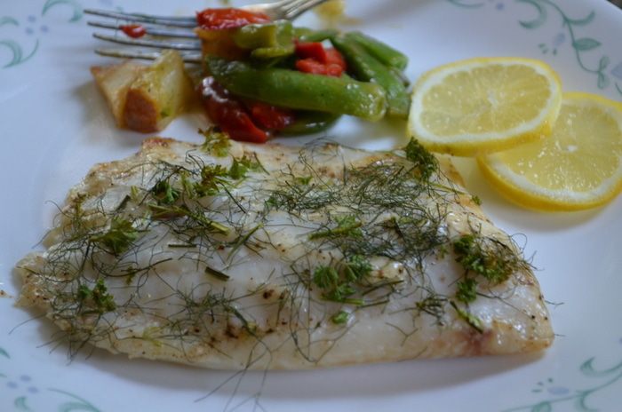 Тилапия со свежей зеленью