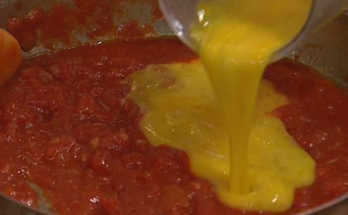 Яичница-болтунья с помидорами и базиликом 