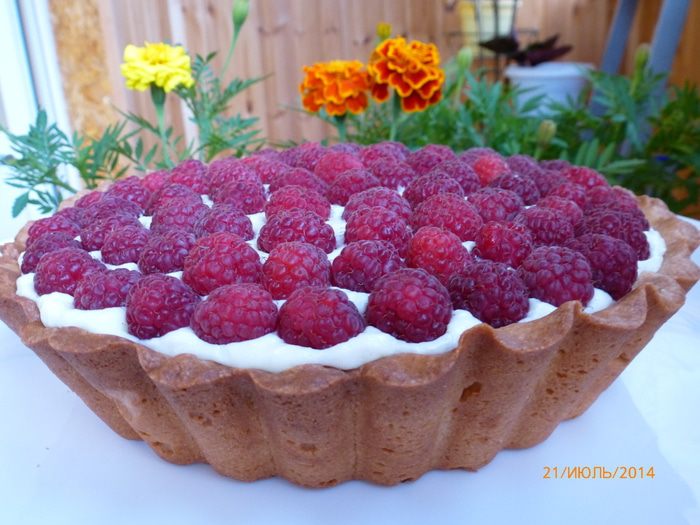 Тарт с малиной, заварным кремом и шоколадной прослойкой