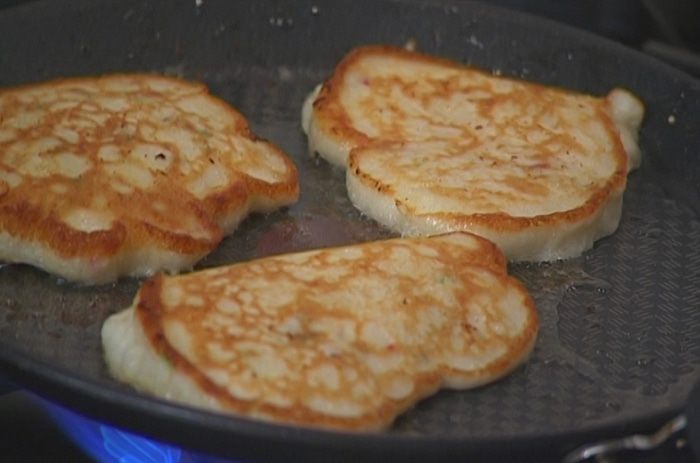 Сырные оладьи с беконом и помидорами 