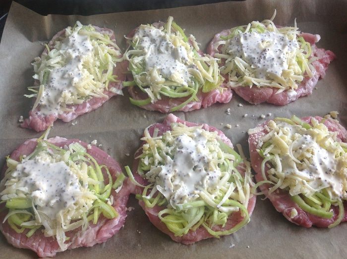 Свиные медальоны под сливочно-горчичной шапочкой