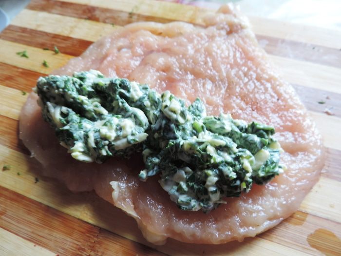 Куриные рулетики со шпинатом под сметанно-томатным соусом