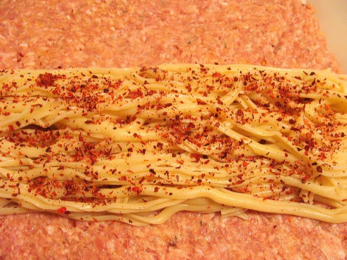 Мясной рулет с маккерончини, сыром и паприкой 