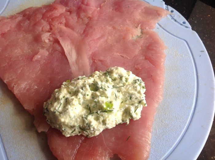 Рулеты из индейки с творогом и зеленью