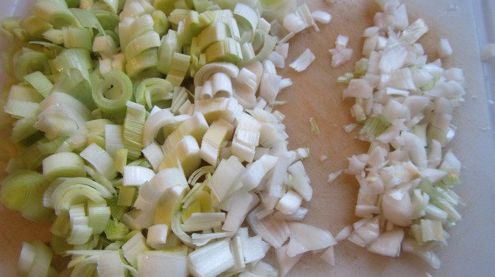 Запеченное в духовке ризотто с луком-пореем и панчеттой