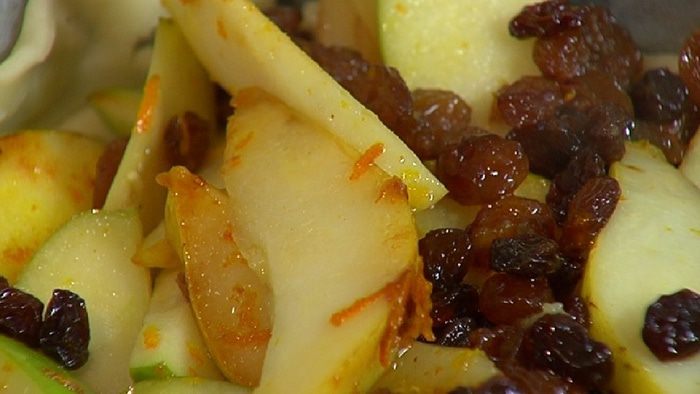 Яблочно-грушевый пирог с изюмом 